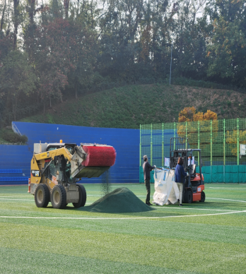 인조잔디축구장 충진재 교체 사진